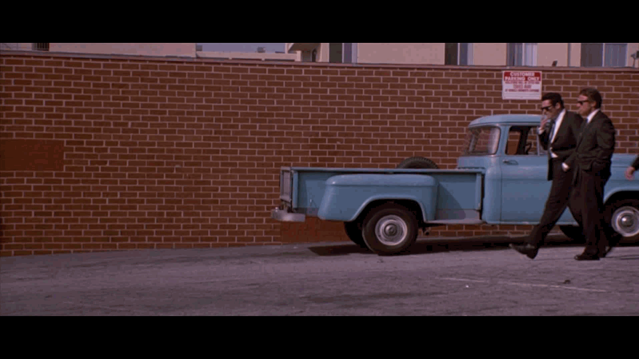 Кадр из начала Бешенных псов (формат гиф)