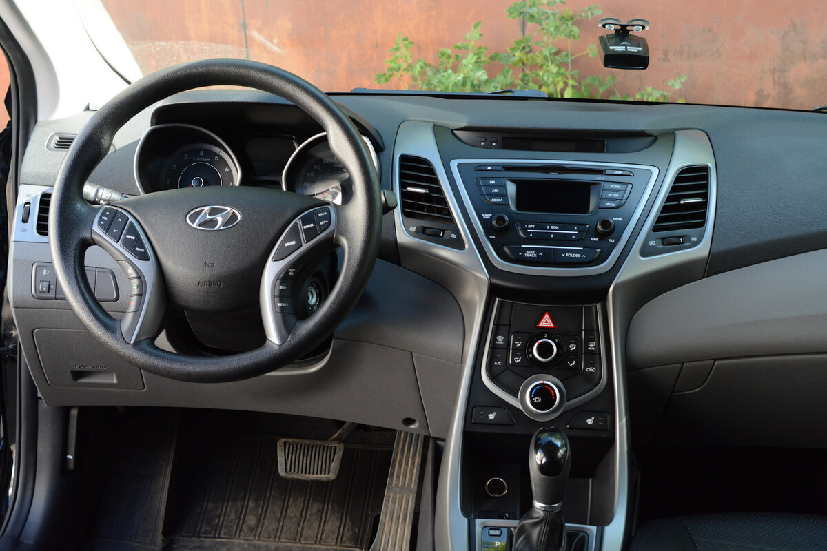 Hyundai Elantra 2015 год. Рестайлинг. Каково купить б.у. корейца С класса.