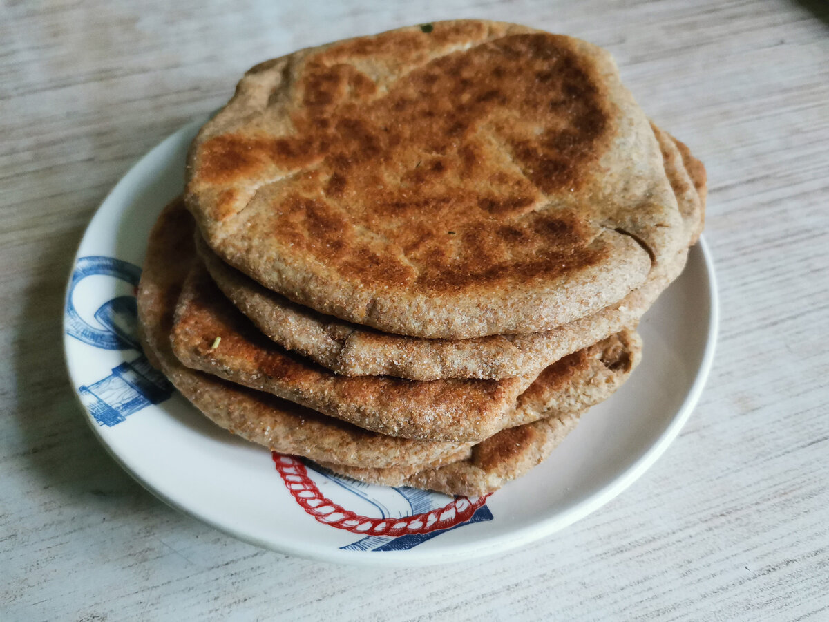 Лепешки из цельнозерновой муки на сковороде