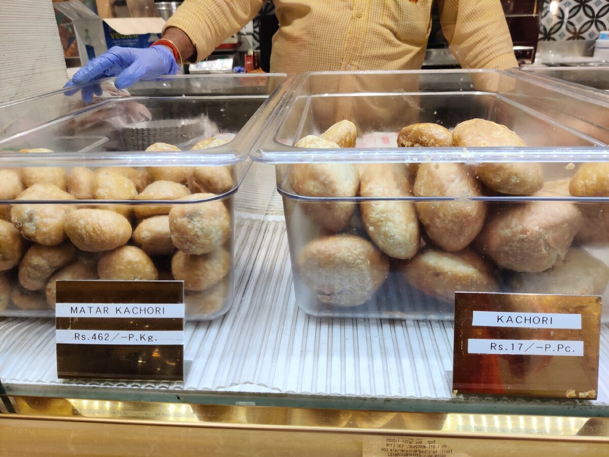 Витрина популярного кафе в Индии