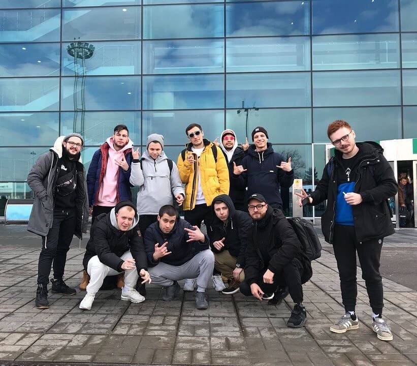 Большая часть состава 140 BPM CUP 1 перед концертом в Москве