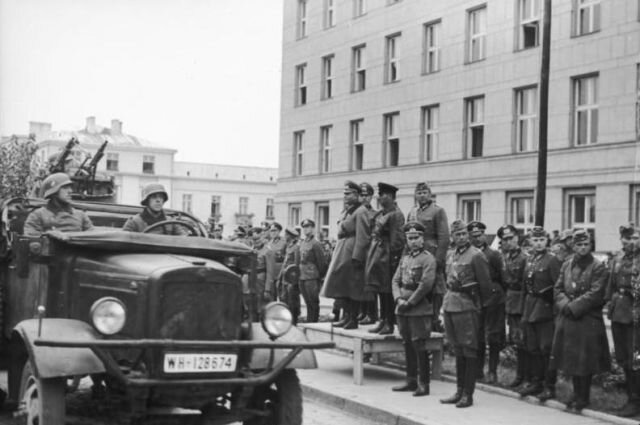 Брест. 22 сентября 1939 года. На трибуне — немецкий генерал Хайнц Гудериан и советский комбриг Семён Кривошеин.
