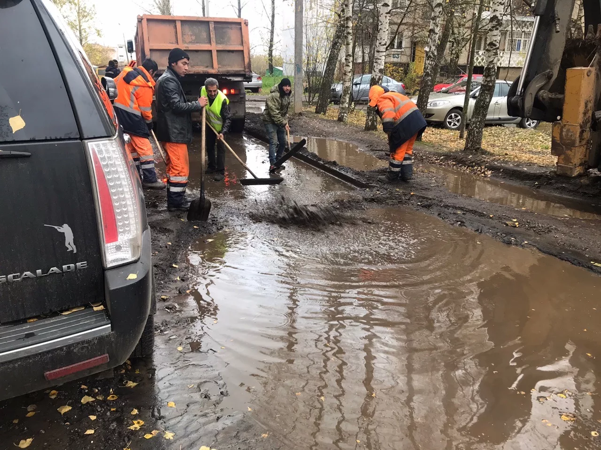 Укладка асфальта в лужи. Укладка асфальта в лужи в России. Лужи на асфальте. Дожди дорожники.