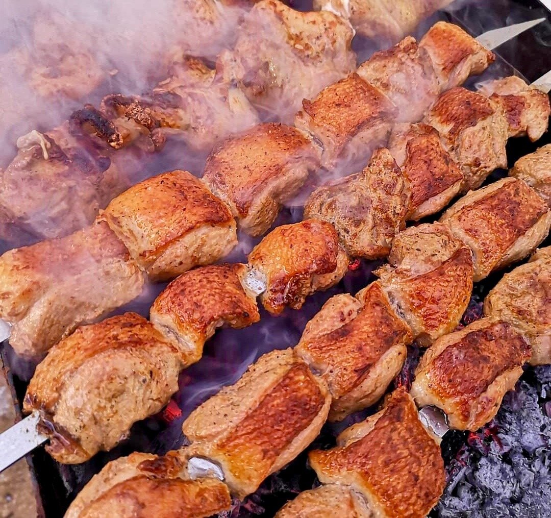 Шашлык из утиной грудки на мангале.