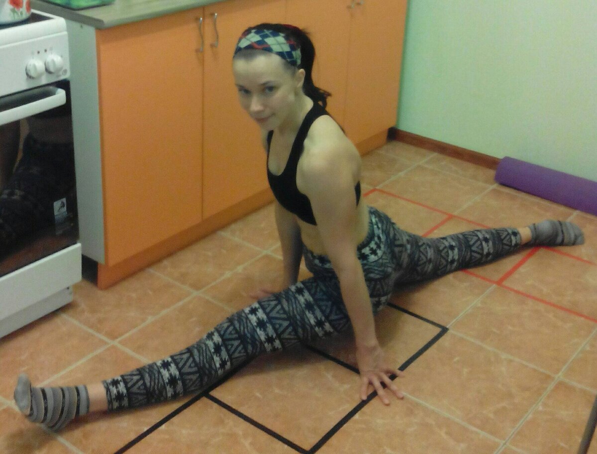 Однажды даже почти села на шпагат