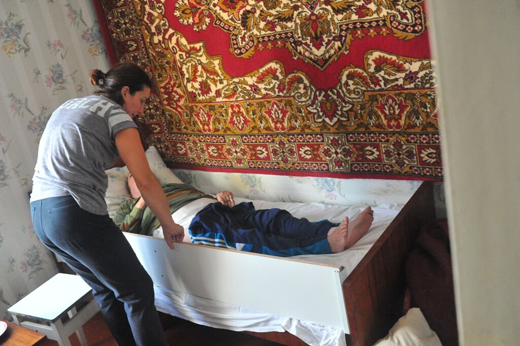 Ирина помогает старикам