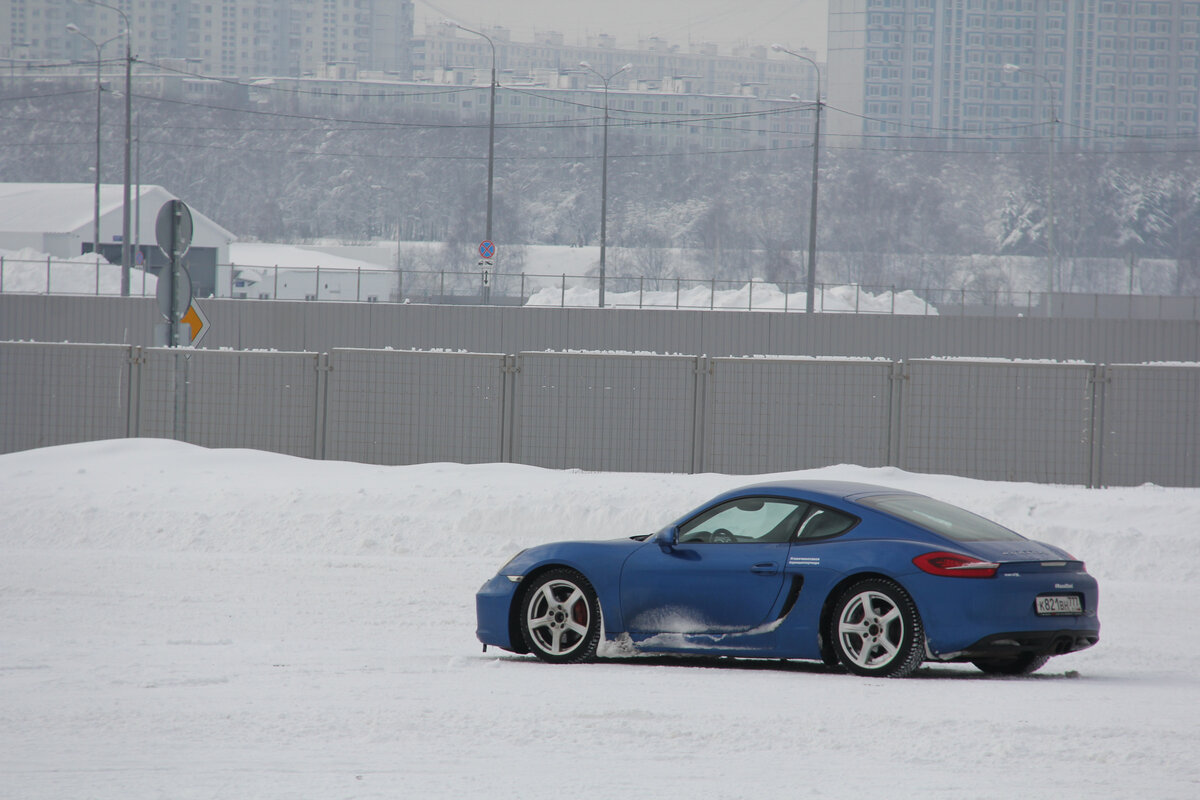 Зимние шины обеспечивают лучшее сцепление при торможении, ускорении и прохождении поворотов, чем летние. На хороших зимних покрышках можно пережить зиму и со спорткаром. 