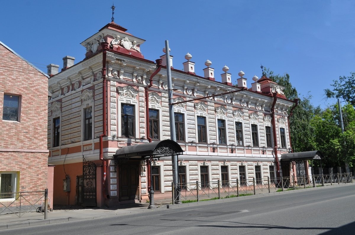 Г 37 казань. Купеческий дом Казань. Московская 37 Казань. Московская улица Казань. Академия художеств Казань.