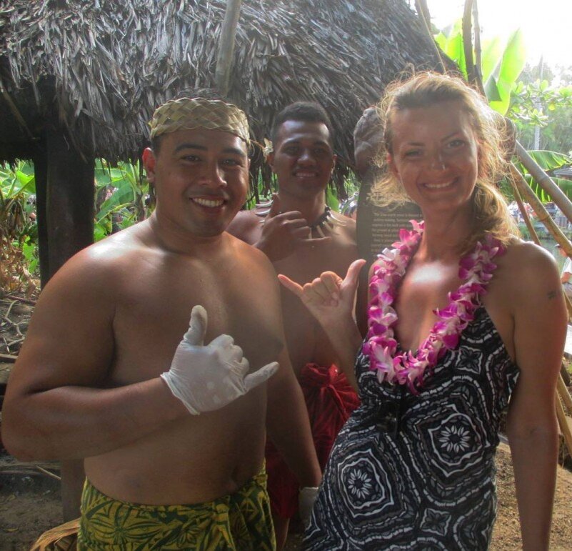 Эти ребята готовят бананы с кокосовом молоке.
