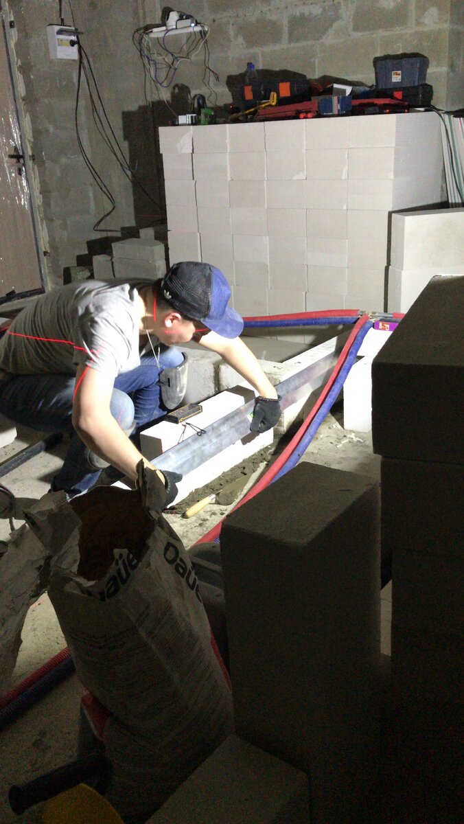 На ближнем плане пескобетон, который понравился больше всего. Это Dauer М-300