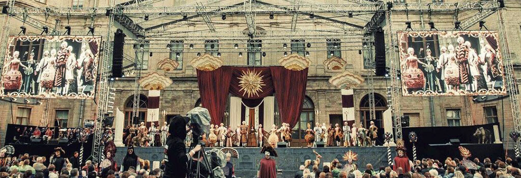 «Холопка» в Гатчине. Режиссёр-постановщик — Анна Осипенко Художник-постановщик — Ирина Долгова Балетмейстер-постановщик — Владимир Романовский Художник по свету — Денис Солнцев
