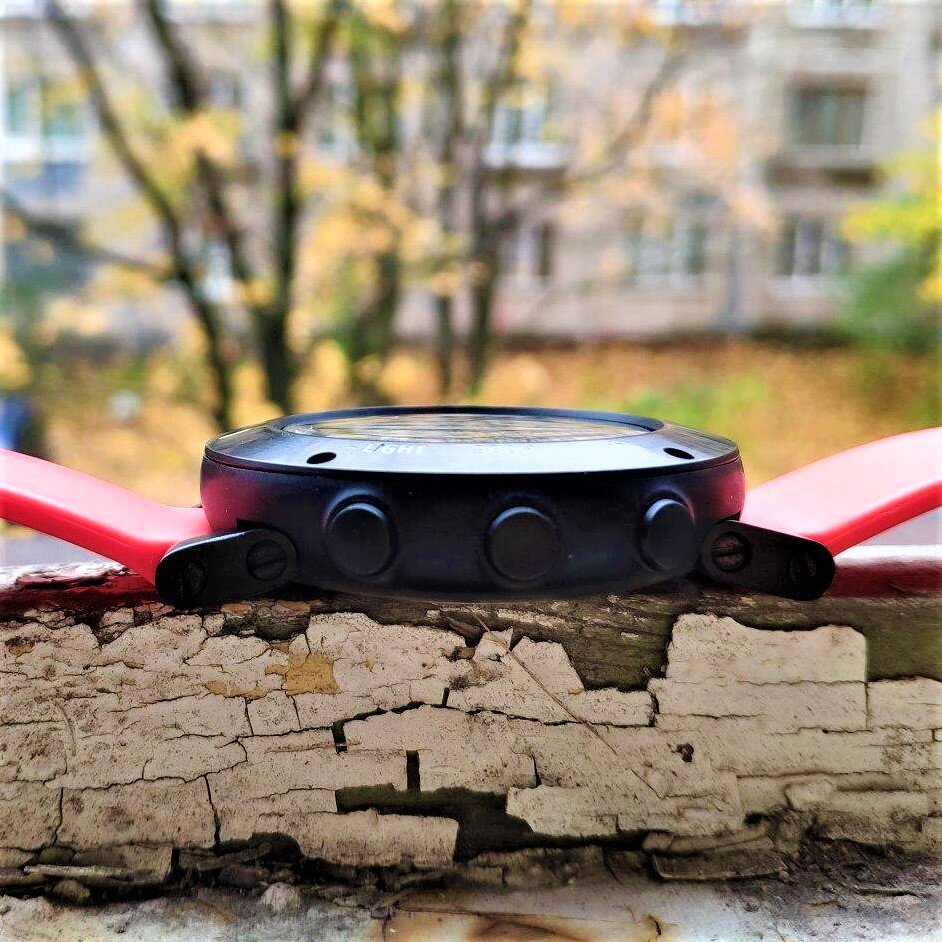 Размер средний: не выглядят, как хоккейная шайба на руке, но и не теряются. Увесистые. Приятно увесистые.