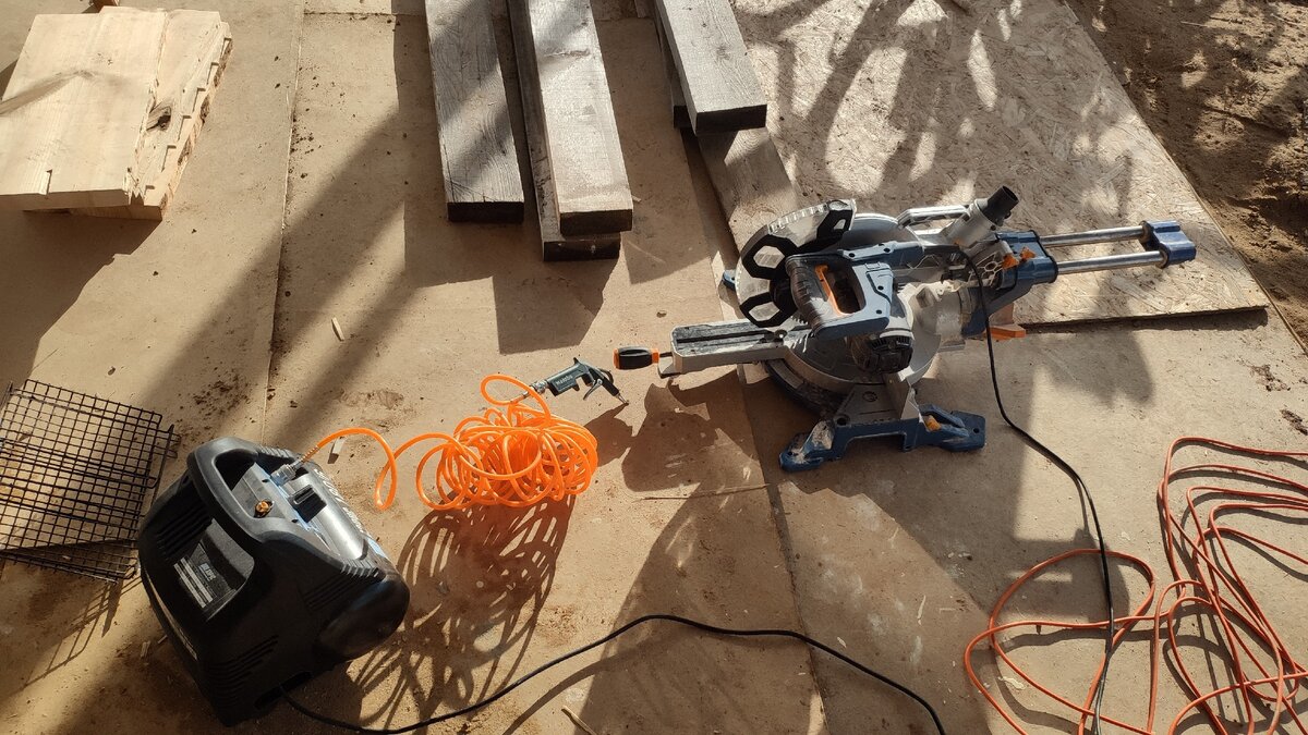 Торцовка просто необходима для таких видов работ, а компрессор с продувочным пистолетом избавляет от лишней стружки и пыли.