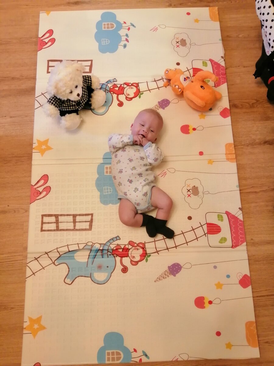 На фото коврик сложен вдвое. Мишка доволен приобретением. 