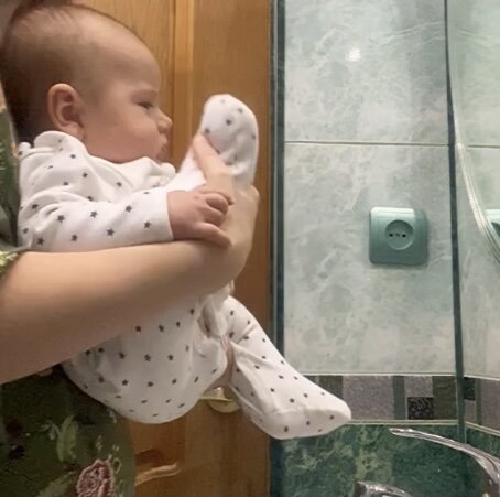 Поочерёдно ножки(для отхождения газов и для 💩)