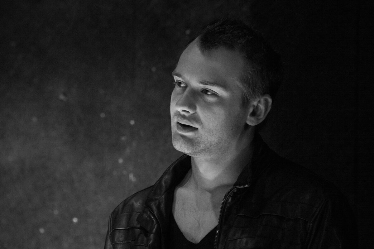 К сожалению, фото с того самого спектакля у меня не сохранилось. Это я в другом спектакле другого театра