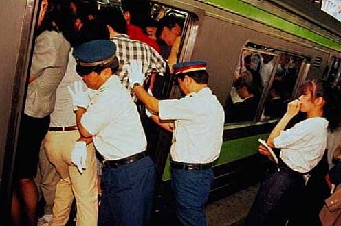 
Численность населения Японии составляет 127 520 000 человек. Токио является крупнейшим городом. В Японии наблюдается стремительный рост экономики, несмотря на огромную численность населения. Обратите внимание на статью 10 малоизвестных фактов о Японии.