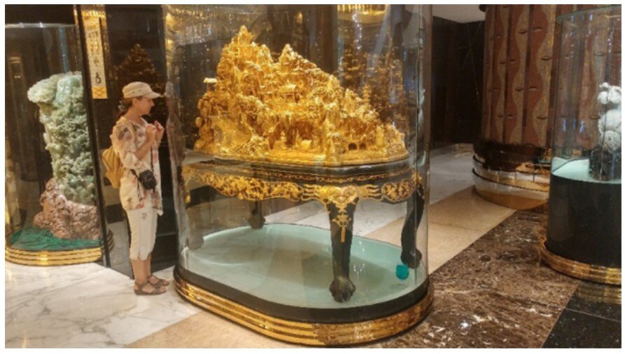 Золотая деревня в одном из отелей. Китай.