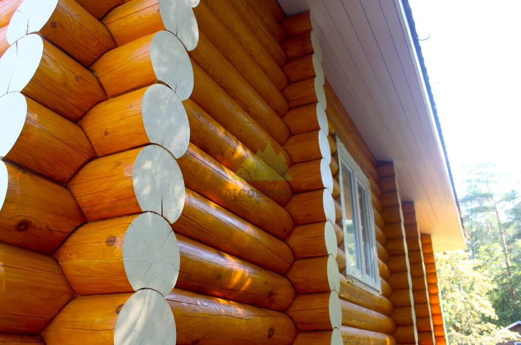 Шлифовка и покраска деревянного двухэтажного сруба