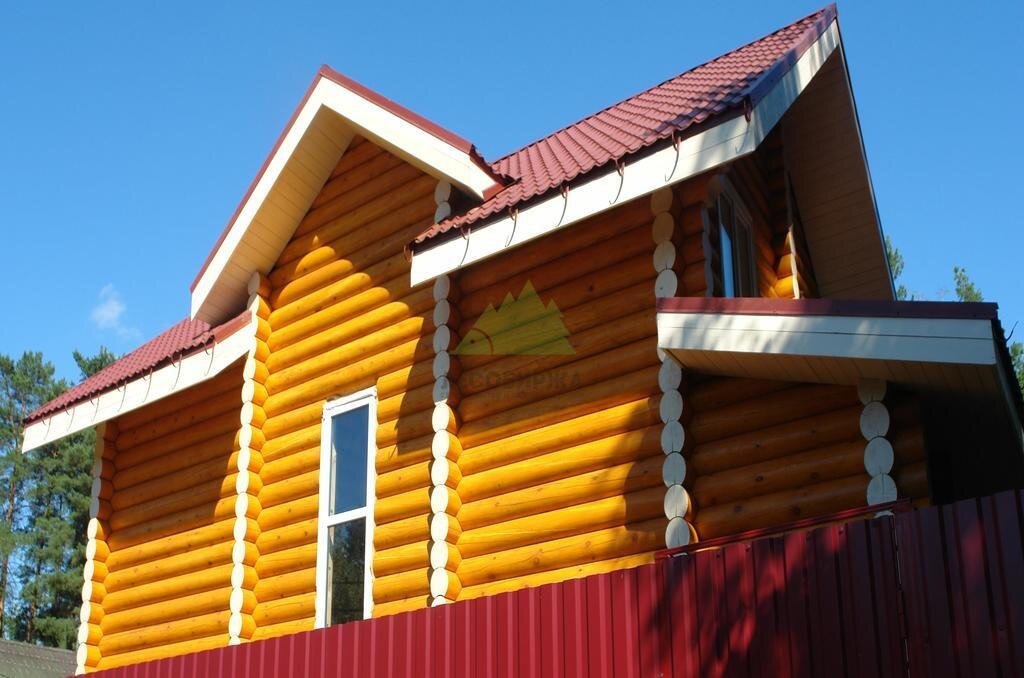 Шлифовка и покраска деревянного двухэтажного сруба