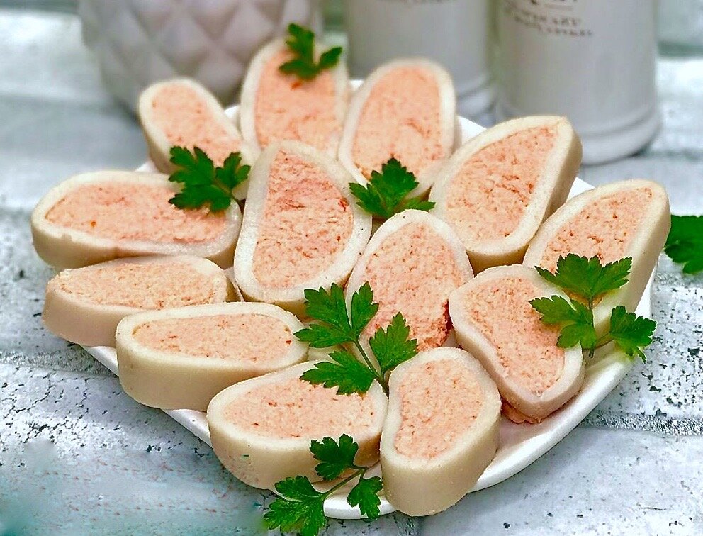 Кальмар фаршированный плавленным сыром и морковью.