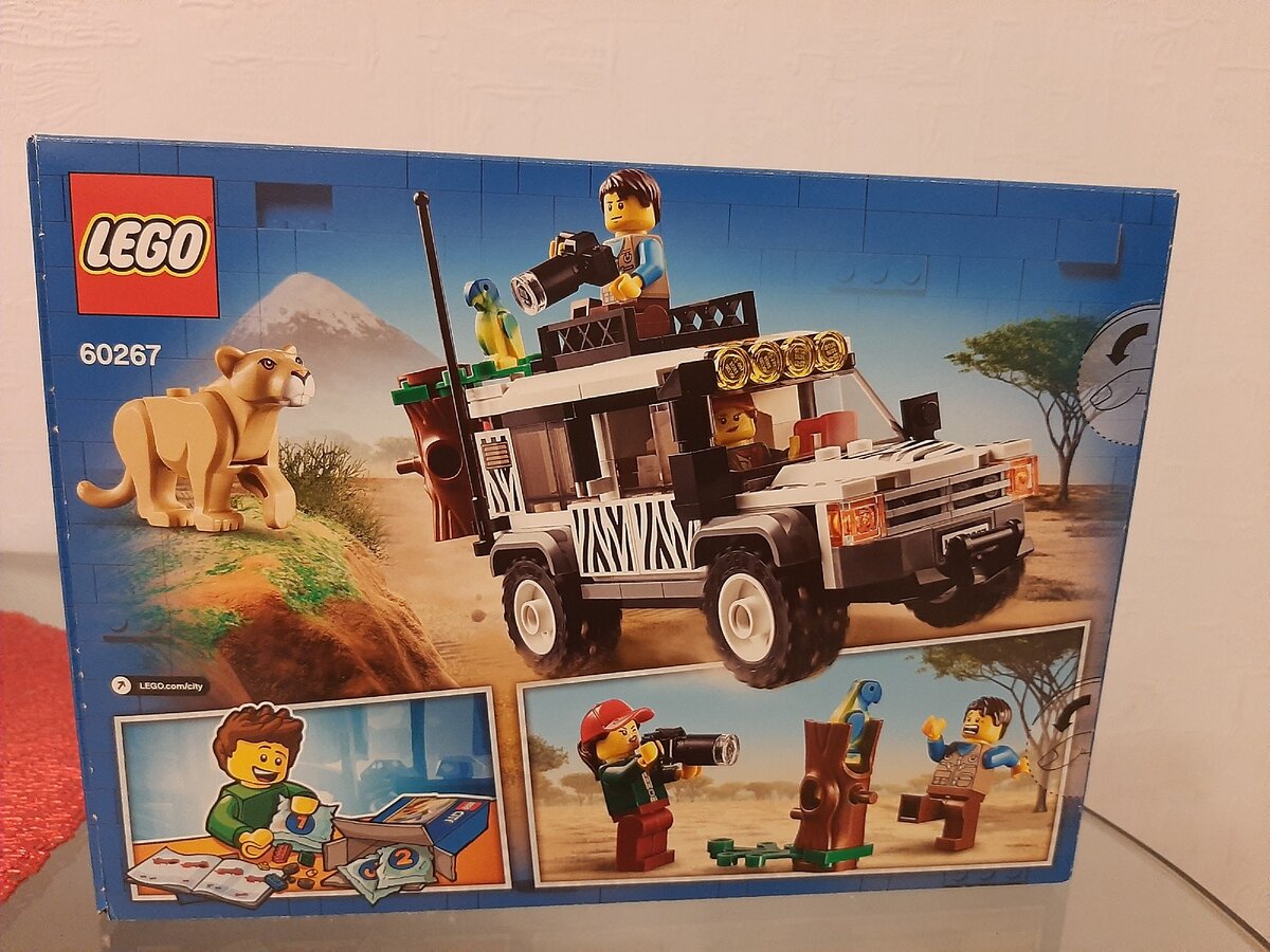 Вот как выглядит это чудо сзади!!! На бампере видны фары и желтые и оранжевые. На крыше есть специальная приставка для того что бы можно было поставить минифигурку лего!!! 