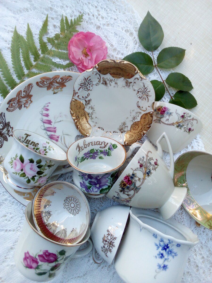 Материал для украшений -разбитая посуда....