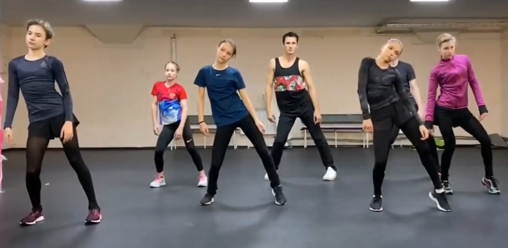 Ученицы "Хрустального" с хореографом Железняковым. Источник фото: инстаграм jelezo81