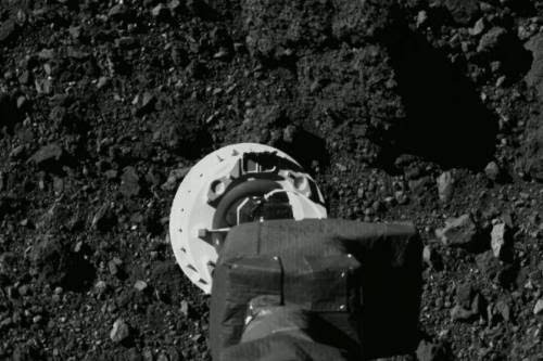 На этой серии фотографий показано поле зрения камеры SamCam, когда космический корабль НАСА приближается к поверхности астероида Бенну.