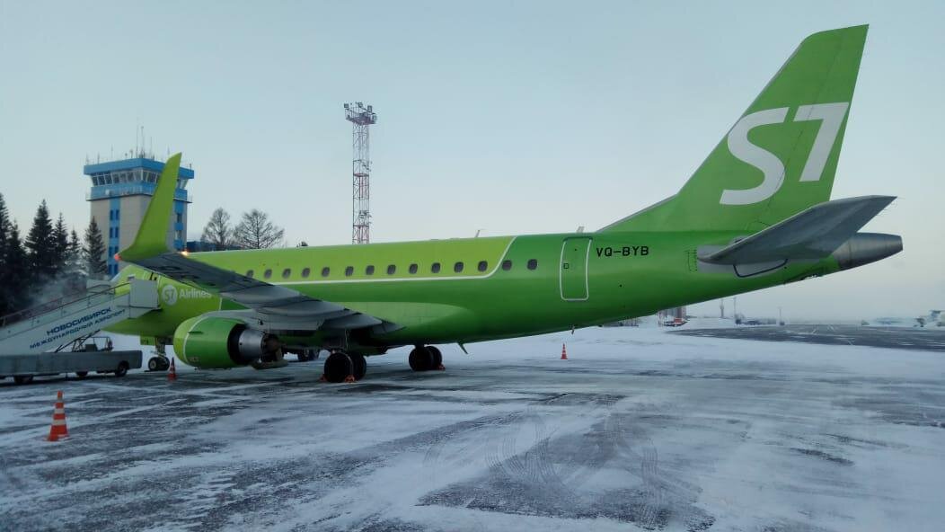 Самолет на нижневартовск прямой рейс. Embraer 170 Сибирь. Самолеты s7 в Новосибирске. Авиакомпания s7 Airlines аэропорт Толмачево. Самолет s7.