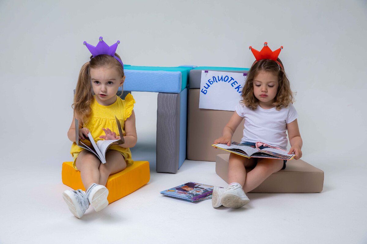 Домик на фото построен из мягких поролоновых модулей на магнитах Магматик.