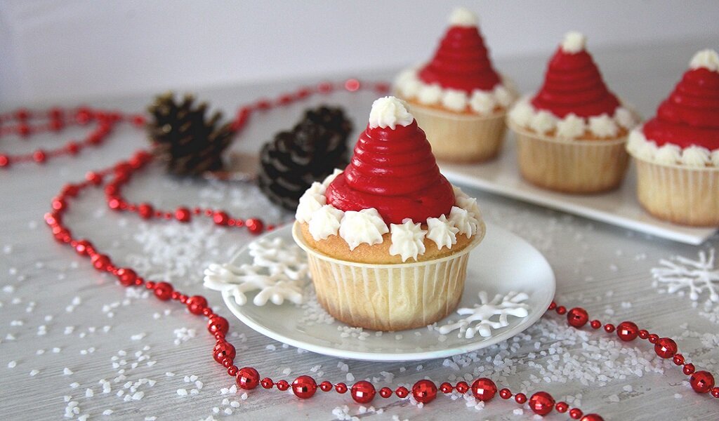 Идея от С.Пудовъ: Капкейки с шапкой, как у Деда Мороза