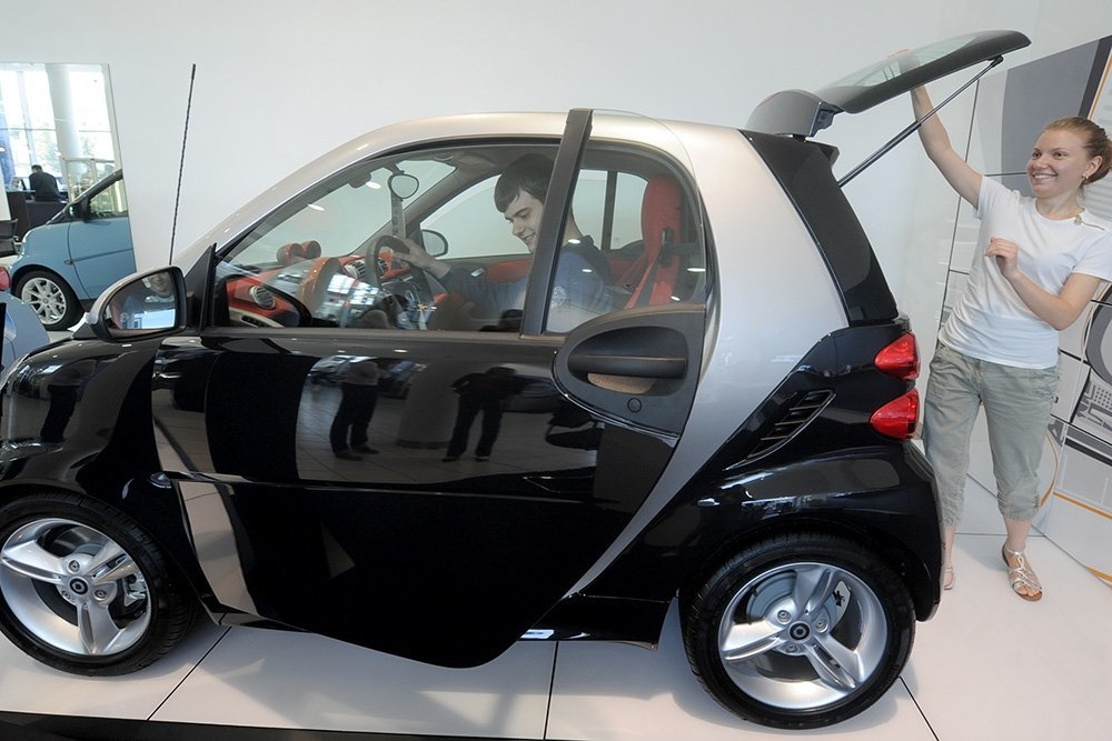 Из микрокаров, или автомобилей сегмента A, в бюджет 1 млн рублей вписывается начальное исполнение немецкого хэтчбека smart fortwo, равно как его удлиненная версия smart forfour. Если 1 млн рублей - это ваш ценовой потолок, то выбор агрегатной связки будет органичен. Речь пойдет о сочетании 1-литрового 87-сильного бензинового мотора и 5-ступенчатой "механики".