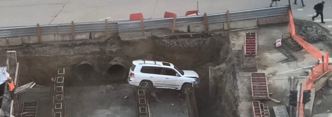 В яму разрытой теплотрассы на «Золотой ниве» даже упала машина