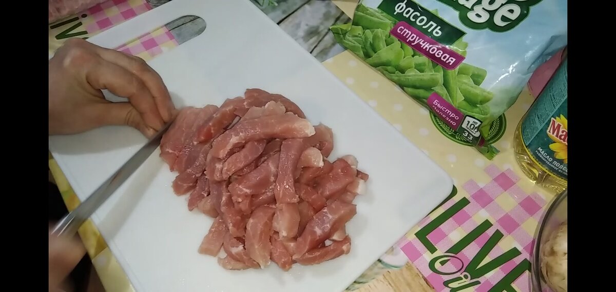 Мясо нарезать можно кубиками, я решила нарезать брусочками     