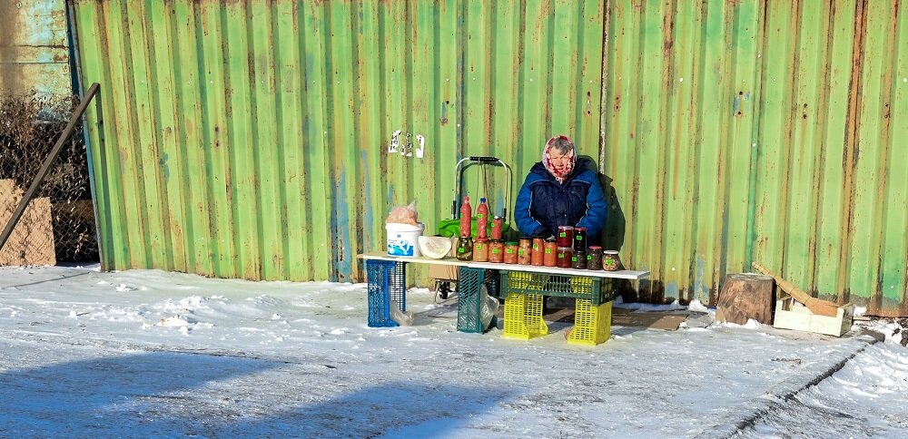 Торговля в в крупных ТРК не показывает настоящих торговых традиций России. Этот кадр, сделанный на улицах Челябинска, доказывает, что наши традиции мало изменились за последние столетия. Фото Людмилы Ковалевой "Южноуральская панорама")