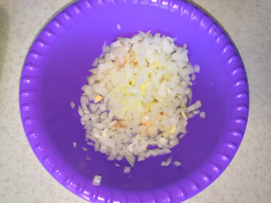 Шаг 6. Далее приступим к приготовлению начинки. Лук очищаем от шелухи и очень мелко нарезаем. 