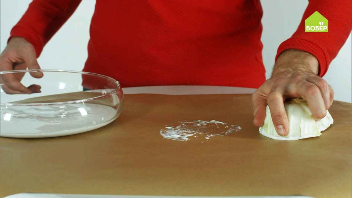 Обмакните капусту в краску и приложите к бумаге.