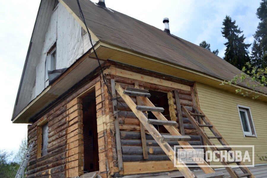Прируб верхних бревен с подъемом крыши в срубе дома в г. Выборг. Замена венцов стены.
