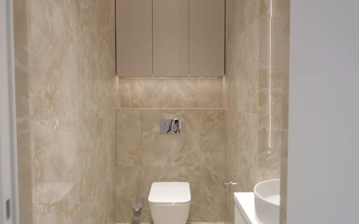 Санузел в трехкомнатной квартире 140 м², ЖК "Зеленый мыс", Екатеринбург. Стены в глянцевом керамограните