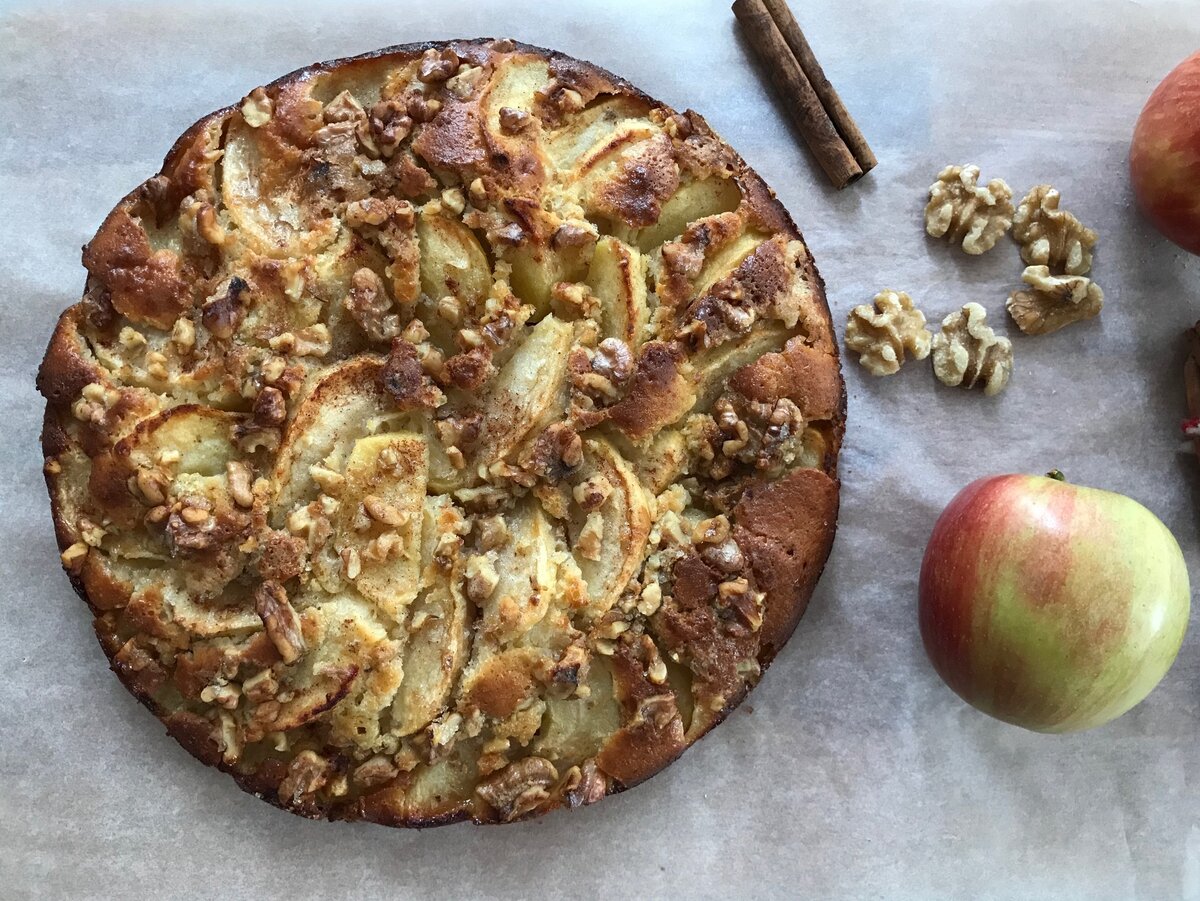 Овсяный пирог с яблоком, клюквой и орехами