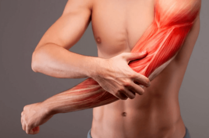 Мышечная боль после тренировки вызывается микроорганизмами мышечных волокон, которые Возникают от перегрузки. Боль появляется через 12-48 часов после тренировки. Симптомы: Боль, усталость, скованность, слабость. Причины: Мышечная боль возникает после напряденных тренировок, как правило, вследствии больших весовых нагрузок или многократных повторений, не соизмеримых с Вашими возможностями. Примером является выполнение новых способов тренировки, мышцы не привыкли к такой нагрузки, и ИНОГОДа появляется для них перегрузка. Действия при появлении боли: Уменьшить количество повторений, либо нагрузку. Совет: Используй знания при планировании тренировки, дабы не перегружать мышцы, Но если это случилось, то не прекращай тренировок, а просто снизь либо количество повторений, либо вес, с которым занимаешься.