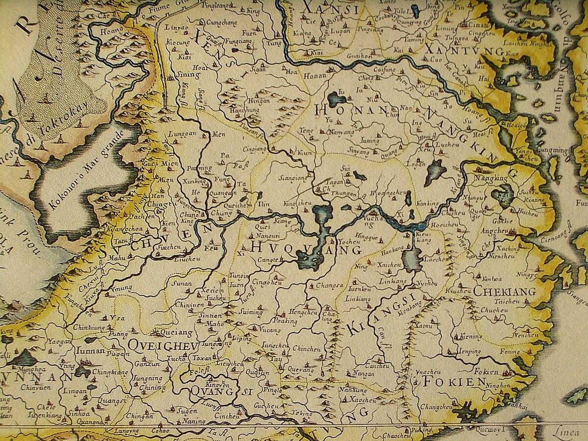 Фрагмент европейской карты Китая (на итальянском языке) 1682 года. Кукунор показан слева вверху (на северо-западе). Изображения палаток - схематичное обозначение кочевников - местных жителей, в данном случае ойратов. Такие карты обычно рисовали члены Ордена иезуитов, активно сотрудничавших с династиями Мин в 16-17 веках и Цин в 17-18 веках. Источник изображения: Википедия