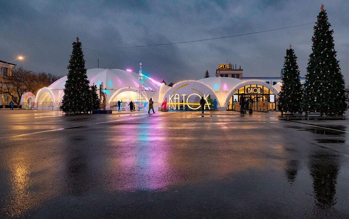 Каток ставрополь купить билеты. Каток Ставрополь. Елка в Ставрополе 2022 на площади Ленина. Каток Ставрополь площадь. Каток на Ленина Ставрополь.