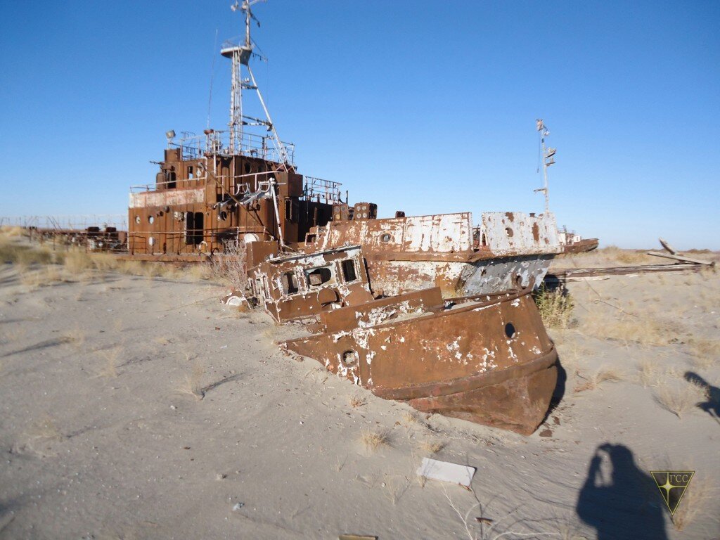 Пустынный корабль. Остров Возрождение Аральское. Аральское море полигон. Остров Возрождения в Аральском море. Аральское море Бархан.