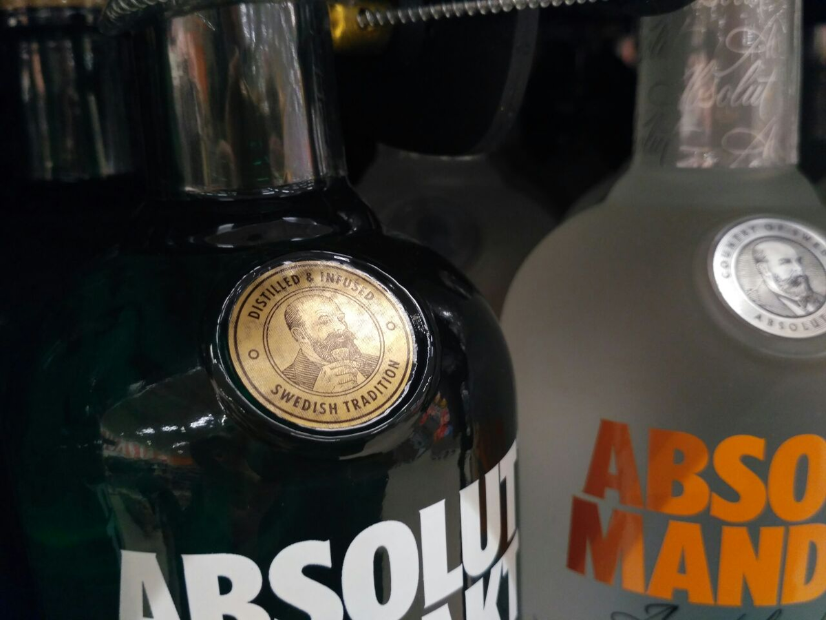 Основатель империи ABSOLUT Ларс Олссон Смит поднимает рюмку за современное искусство