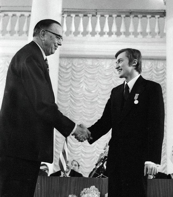 3 апреля 1975 года. Момент провозглашения Анатолия Карпова Двенадцатым Чемпионом мира. На фото Председатель ФИДЕ Макс Эйве и Анатолий Карпов. 