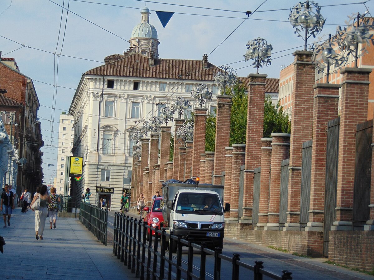 Улица, ведущая к рынку. Турин. Италия