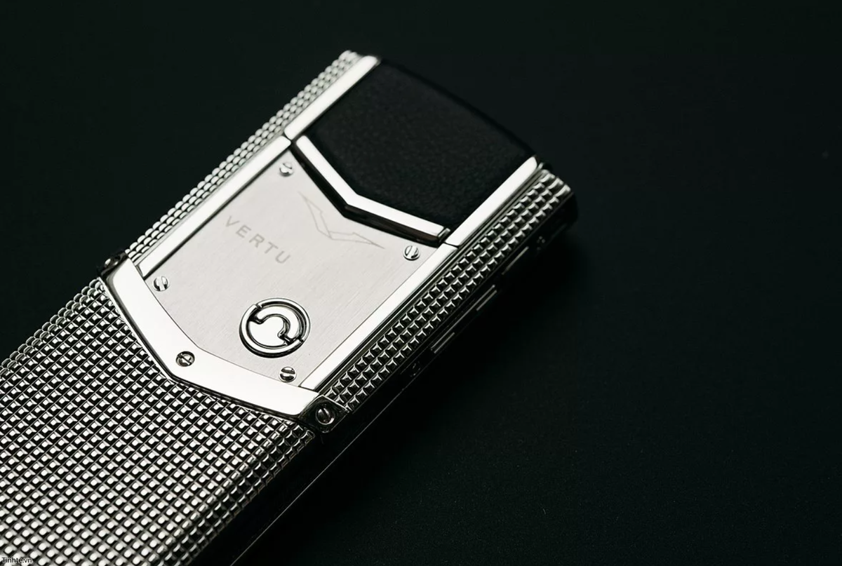 Vertu ironflip. Vertu Signature s. Vertu s055398. Vertu h800 слайдер. Верту ao1g820.