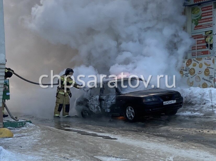 На месте работают сотрудники пожарной охраны и полиции.